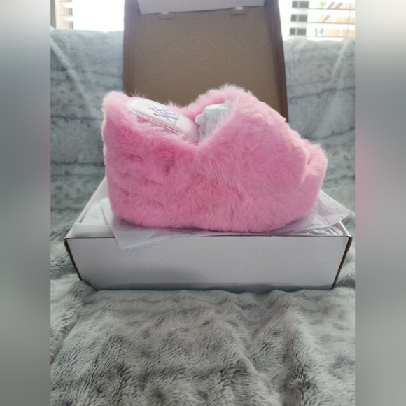 Shoes - Y.R.U fluffy Chunky Slides